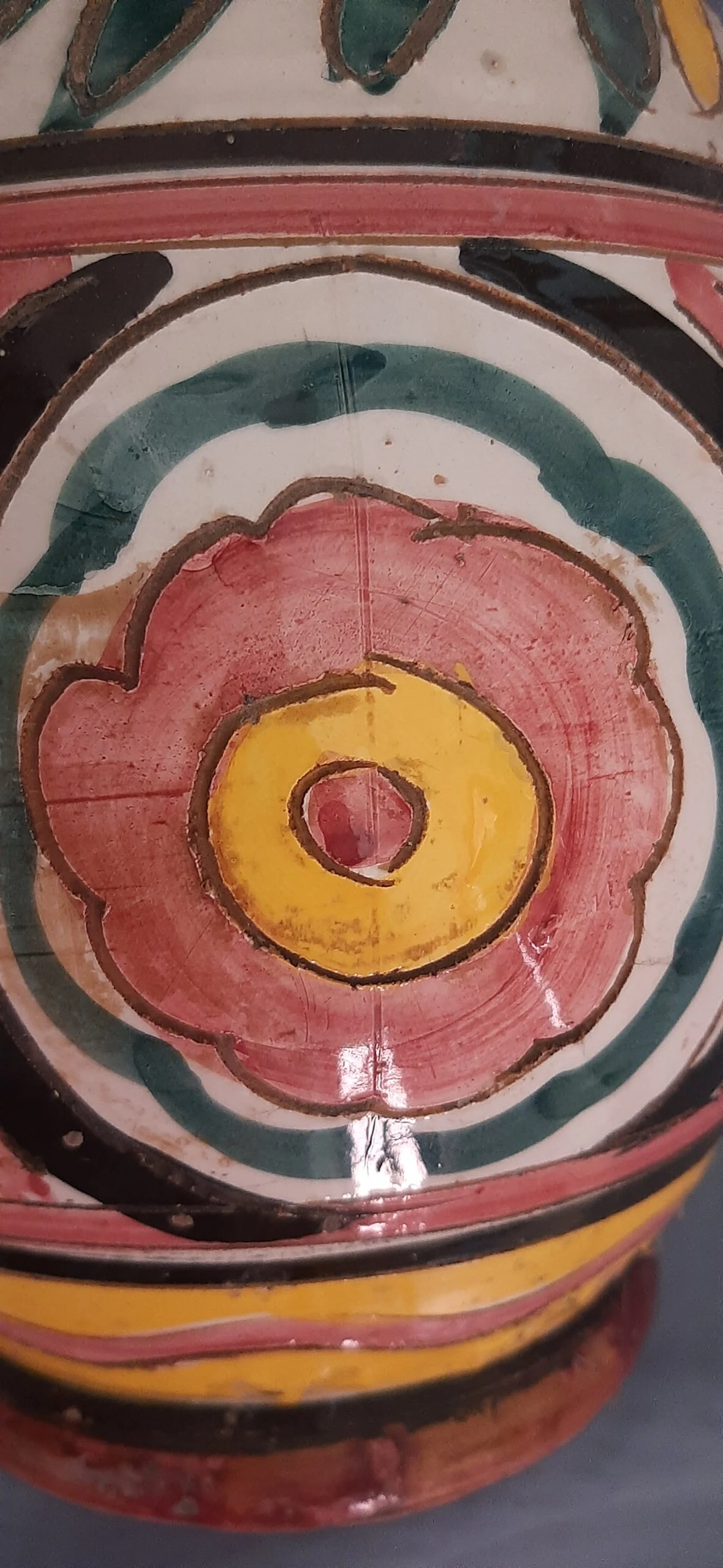 Antico vaso in terracotta dipinto a mano decoro floreale geometrico