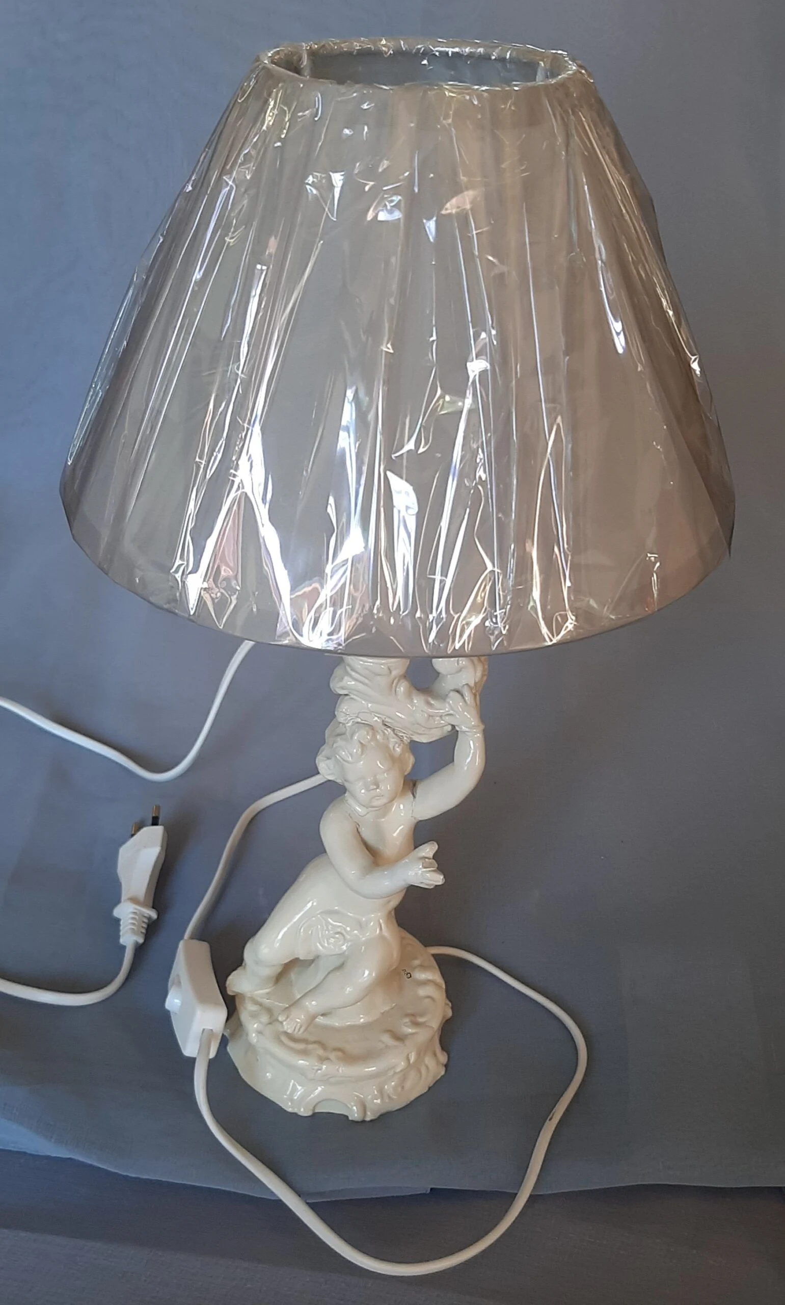 Lampada ceramica italiana da tavolo con statuetta putto