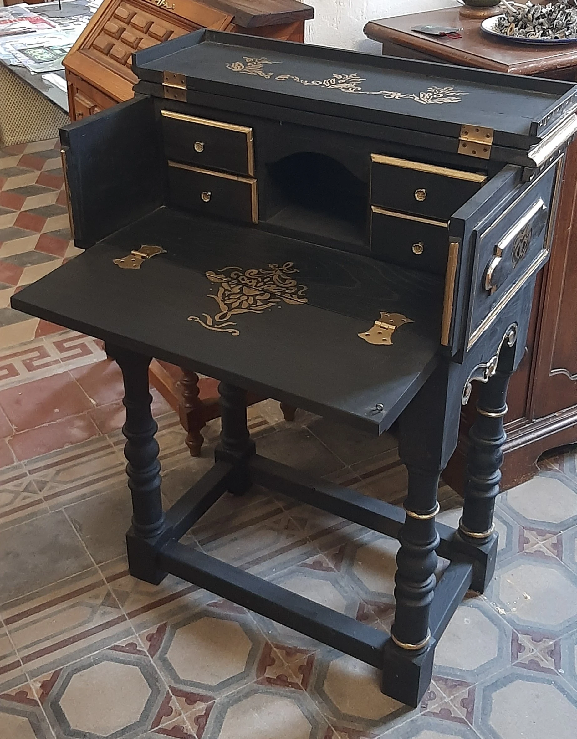 Escritorio abatible con cajoncitos en madera pintada de negro y oro