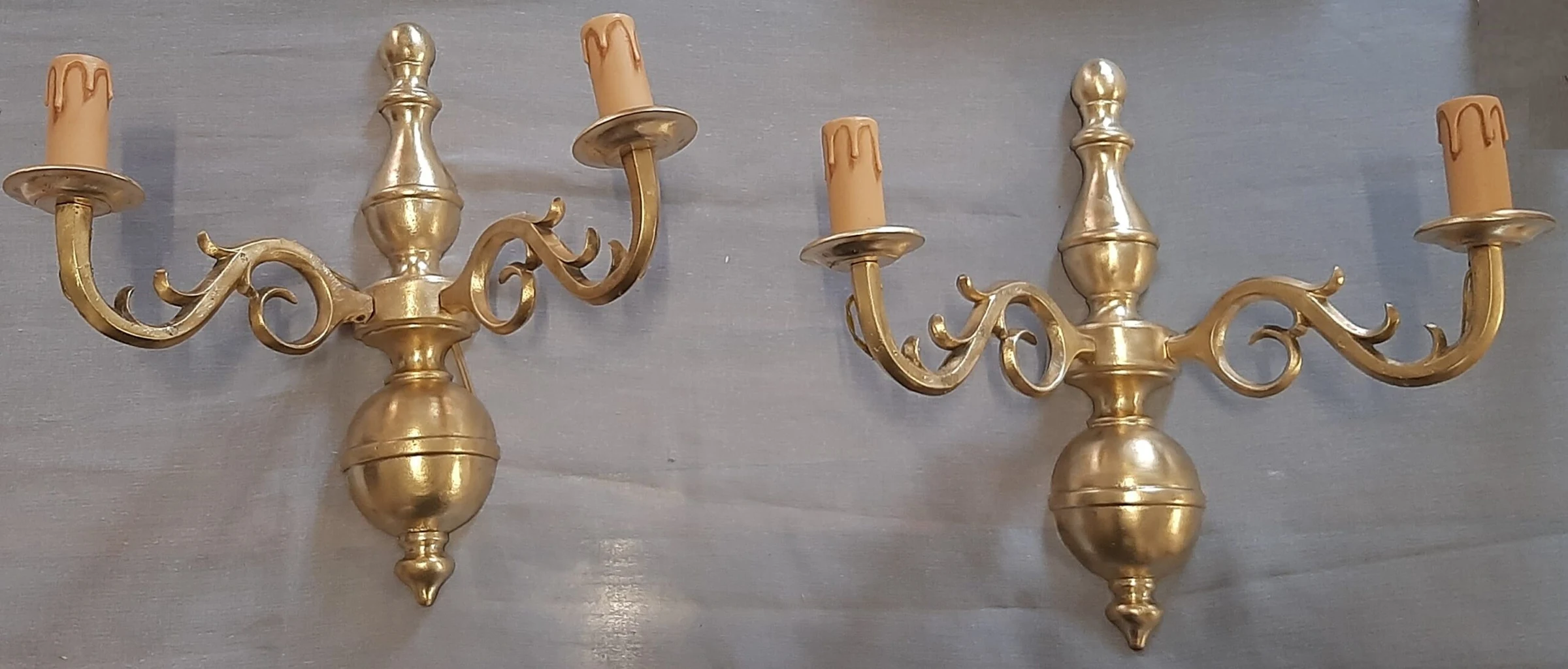 Antica coppia di eleganti applique in ottone a due braccia