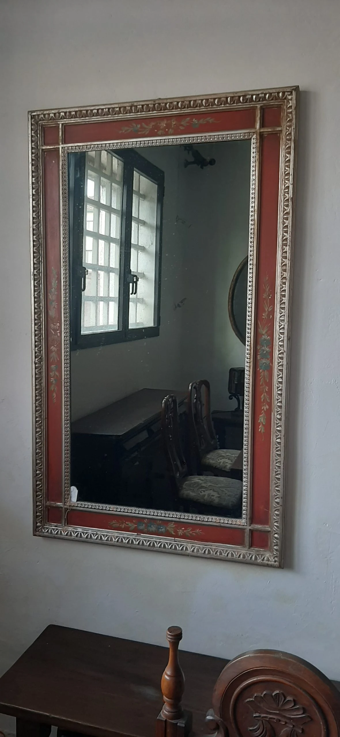 Specchio rettangolare vintage con cornice intagliata e decori floreali