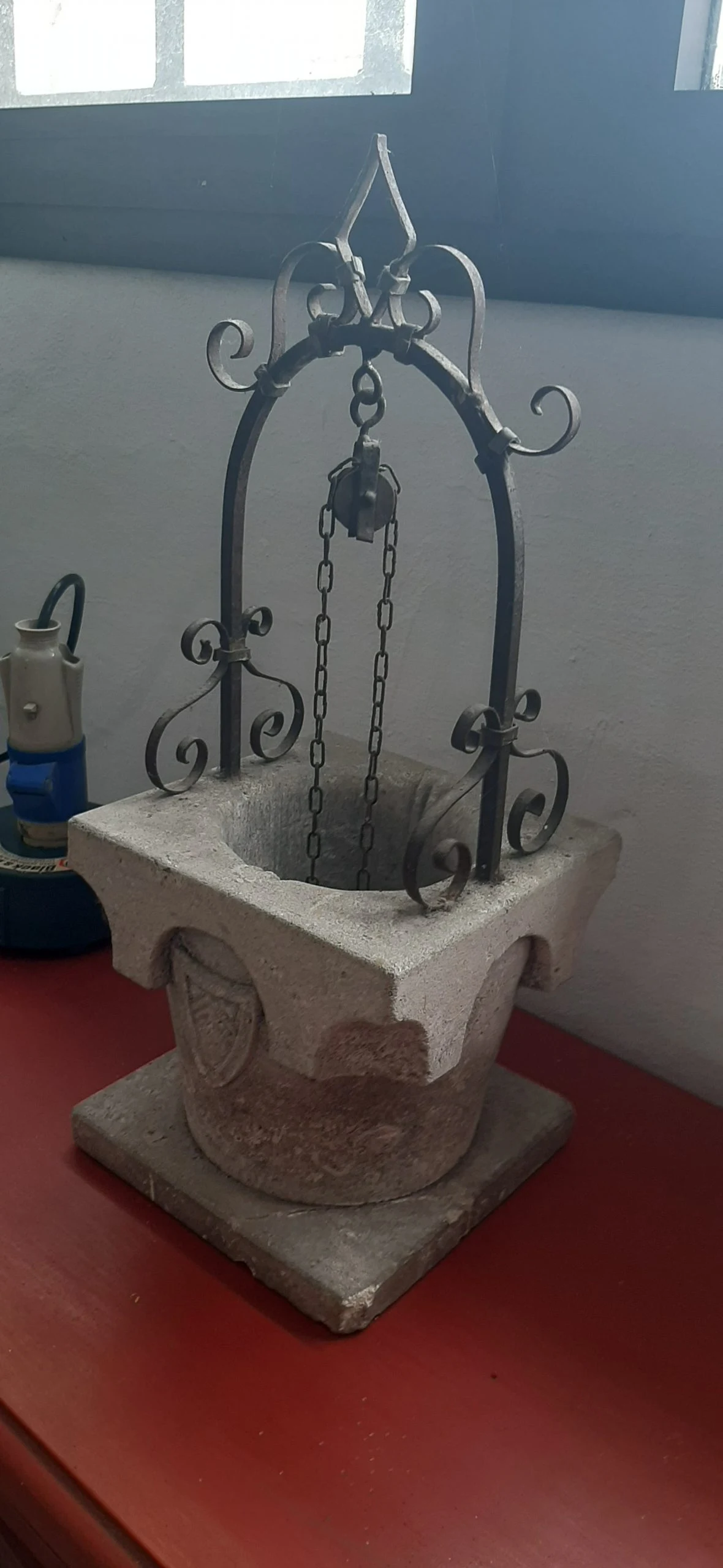 Pozzo Antico in Tufo e Ferro Battuto