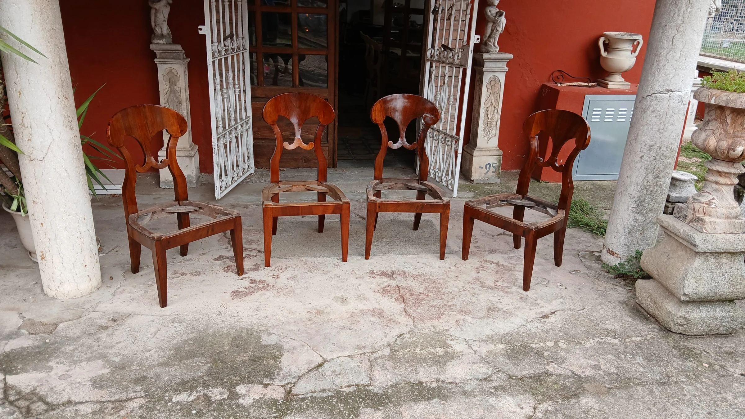 Juego de cuatro sillas de estilo Biedermeier chapeadas en nogal pulido