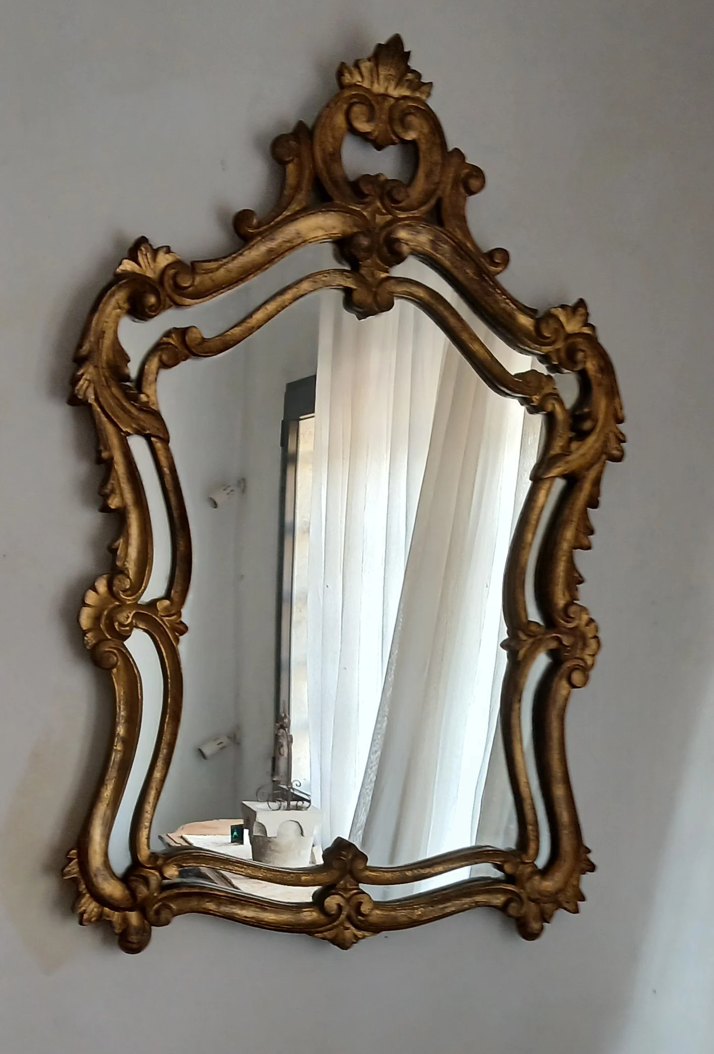 Miroir mural vintage baroque en bois sculpté et doré