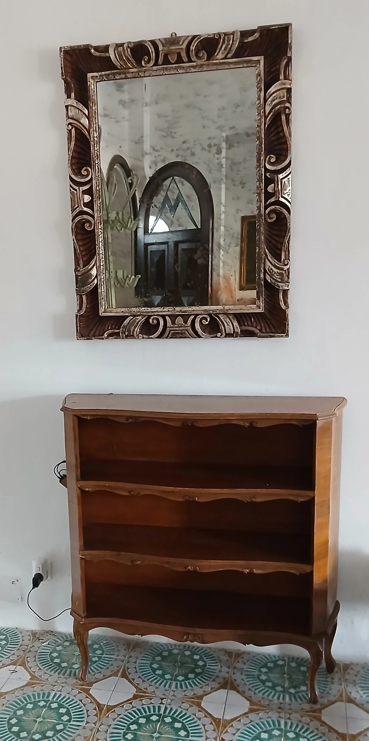 Libreria Vintage Italiana in Legno di Noce con 3 Ripiani e Gambe Modanate