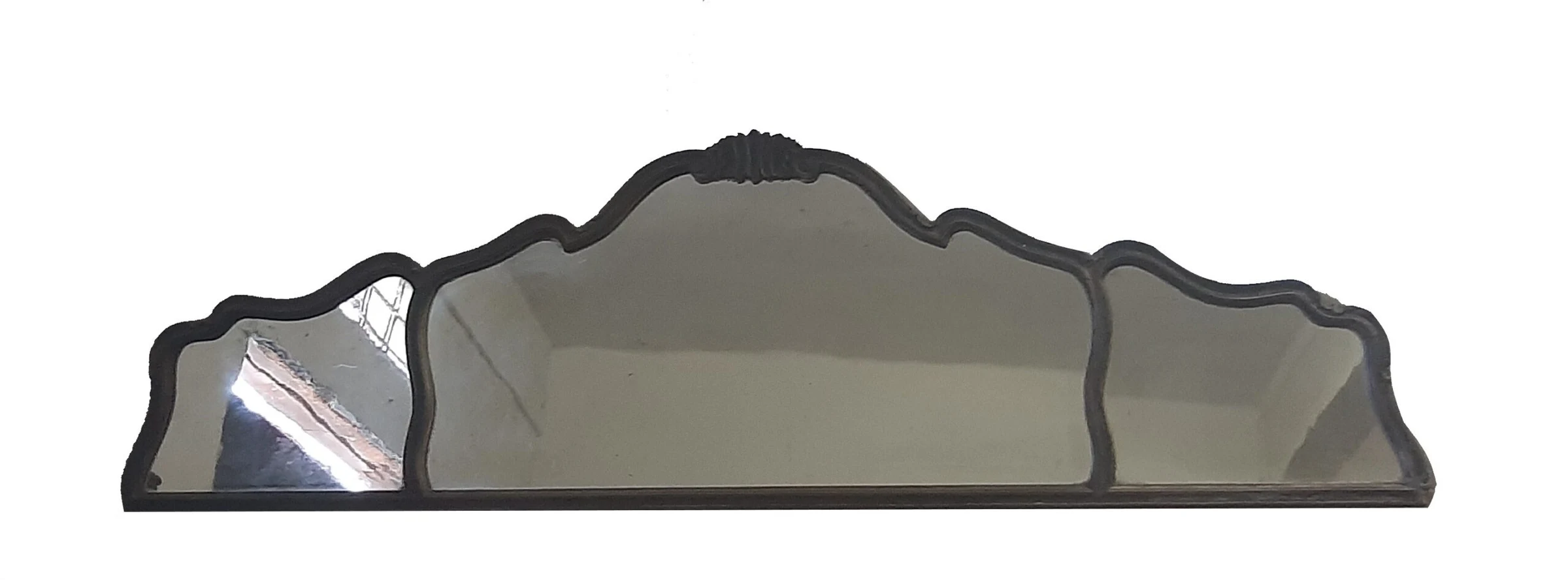 Specchio vintage con cornice sagomata in legno intagliato anni ’60