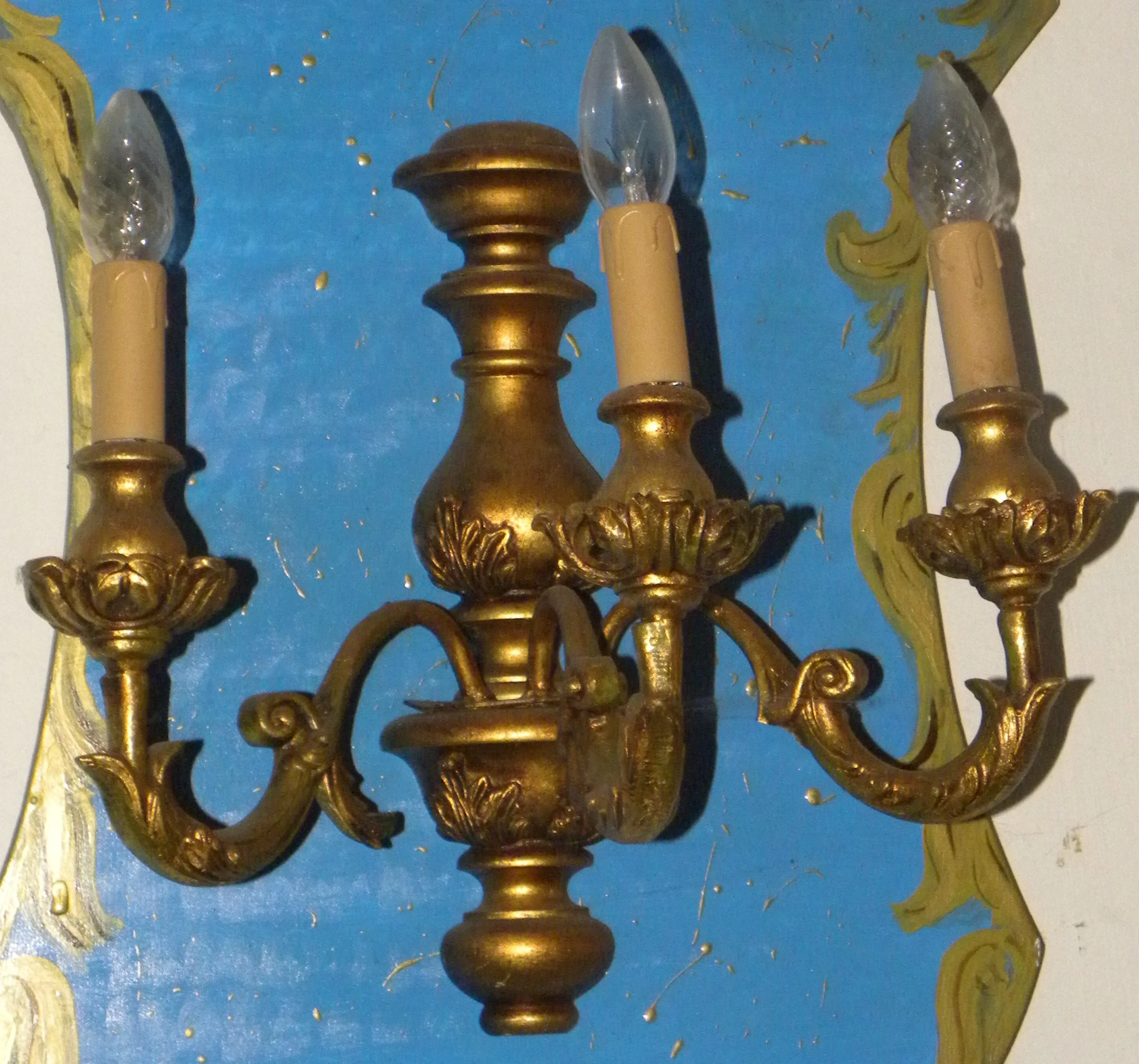 Applique vintage a tre luci in legno intagliato e dipinta a mano