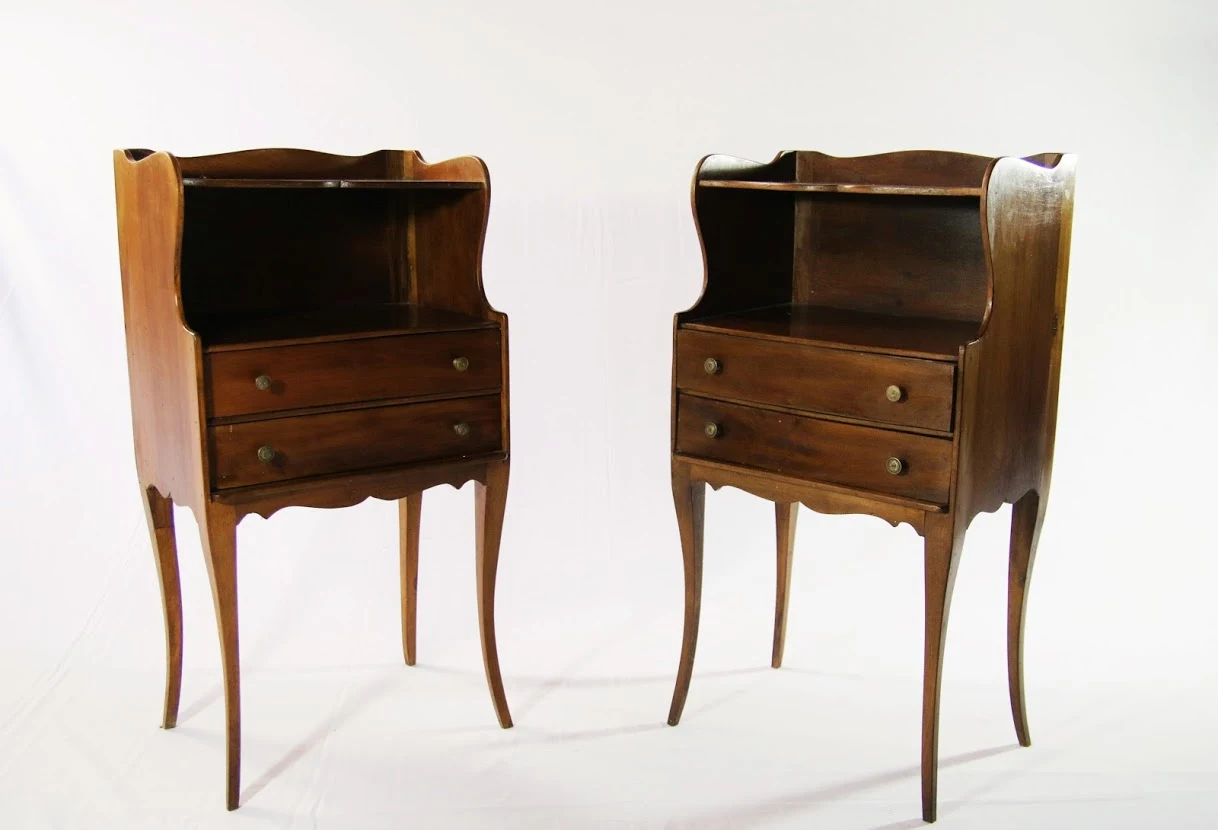 Coppia comodini stile 1700 Veneto con ripiano e cassetti tinta noce
