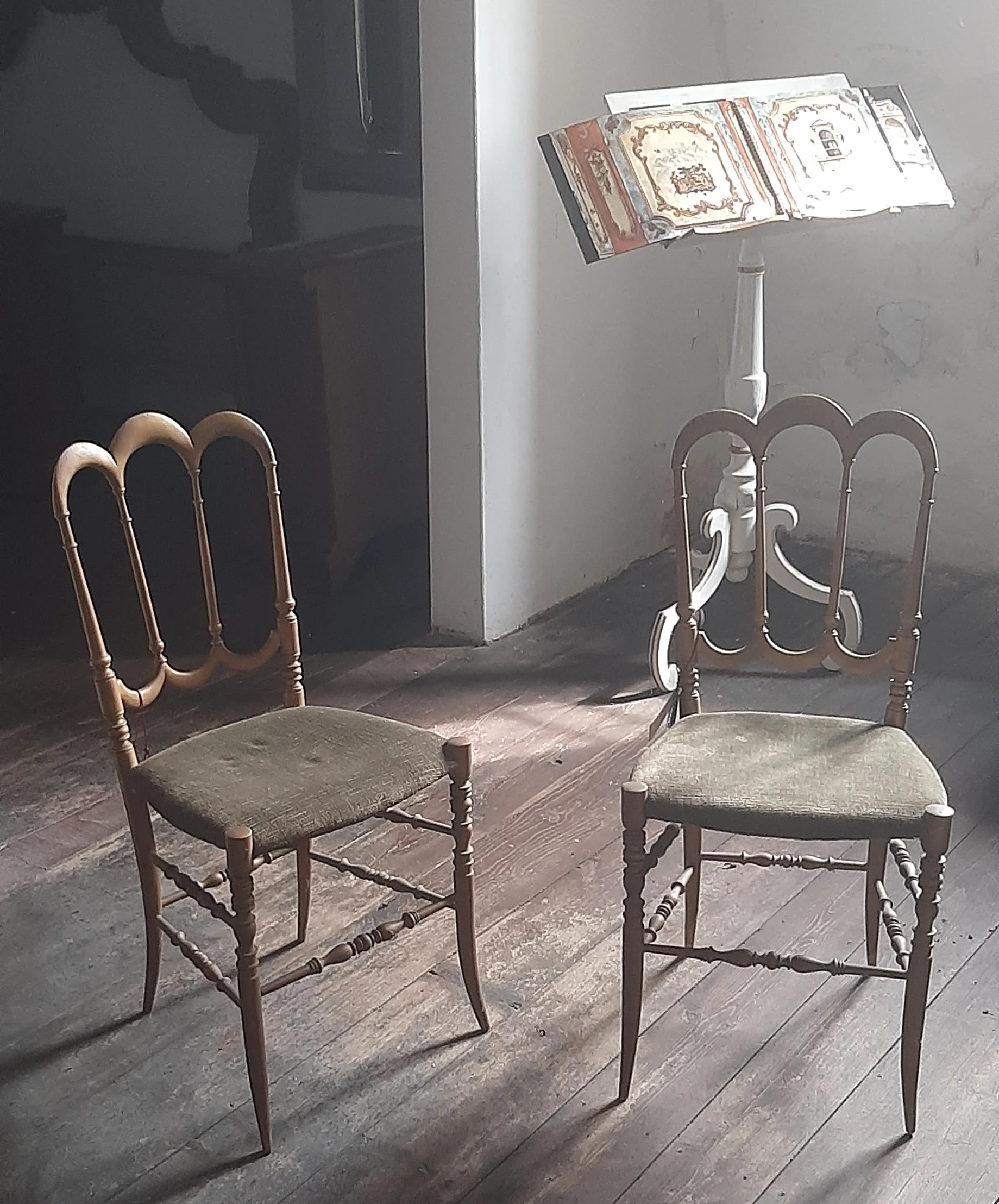 Coppia sedie vintage in stile ”Chiavari” con seduta imbottita