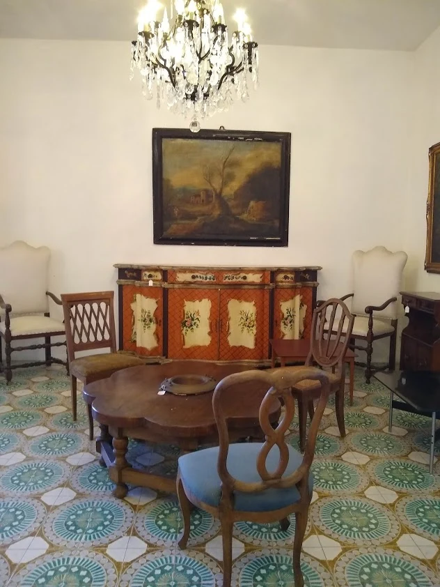 Credenza in stile provenzale dipinta in toni caldi su base di gesso