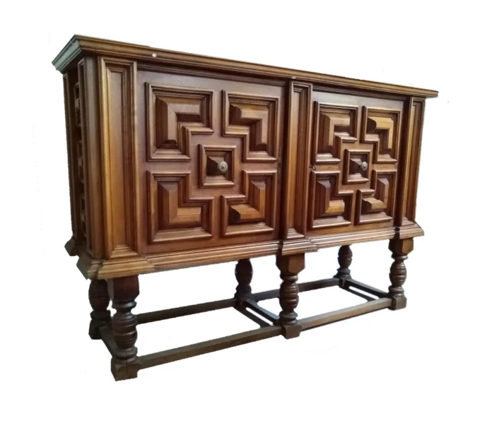 Credenza in legno bugnato con intarsi a due sportelli