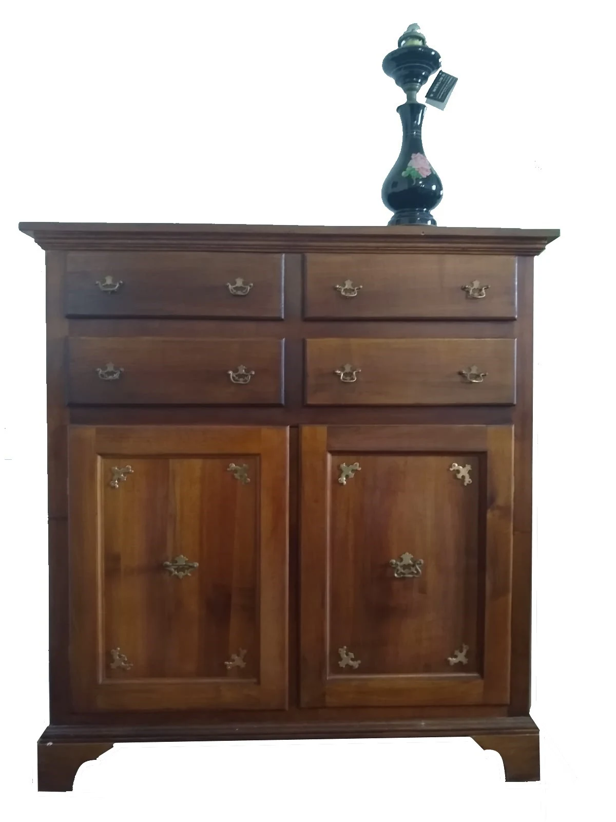 Credenza in noce con inserti in bronzo e dispone di cassetti e ante