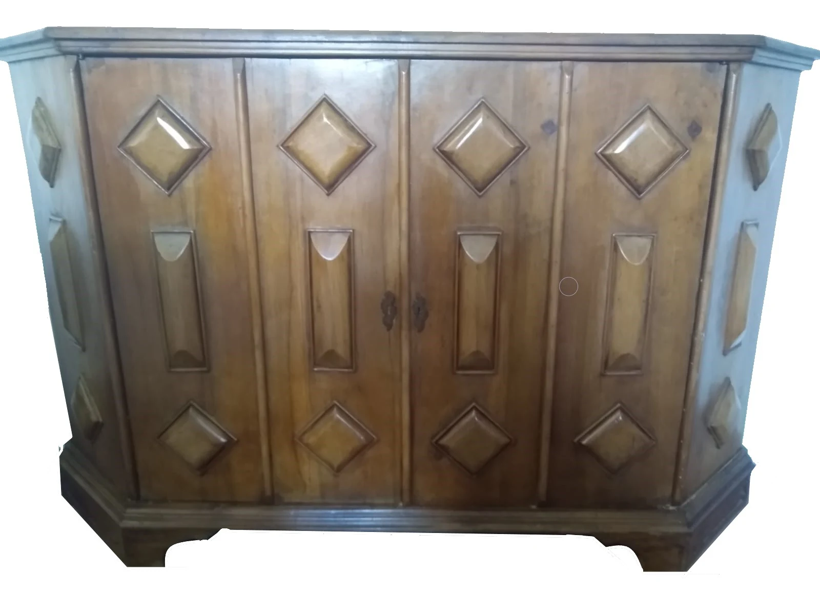 Credenzina in legno massello color noce con formelle decorative
