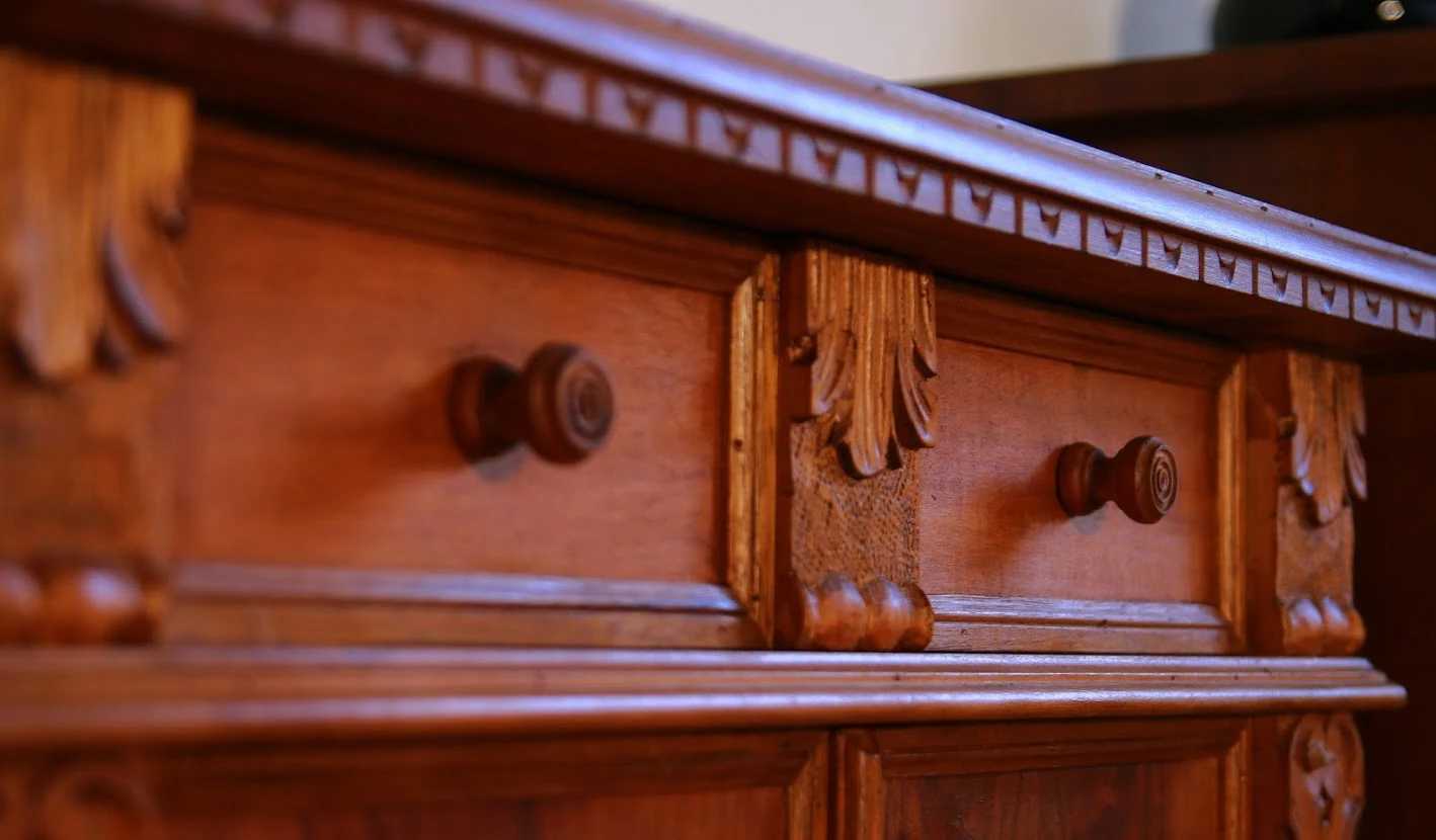 Credenzina rinascimento a due porte e cassetti in legno di noce