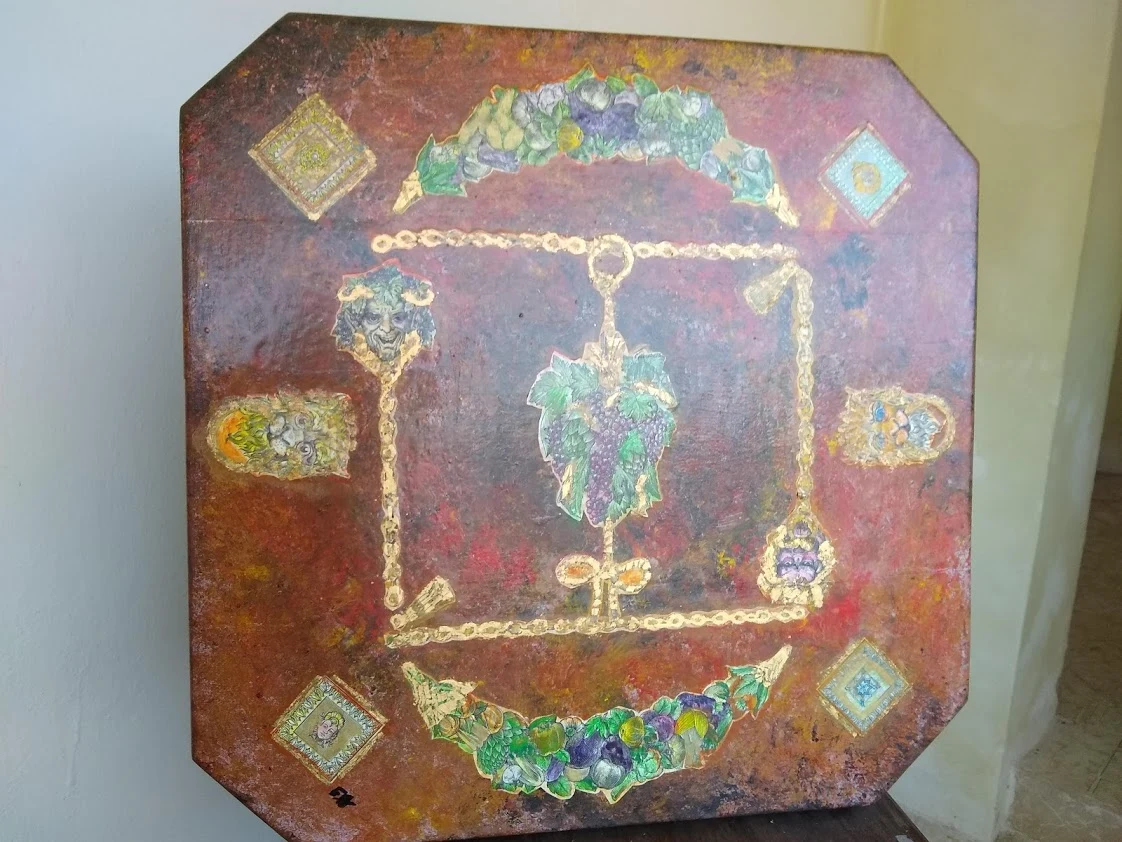Tavolino salotto in legno massiccio decorato a mano