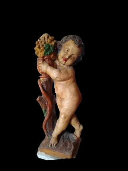 Statua vintage raffigurante putto in cemento bianco dipinto a mano