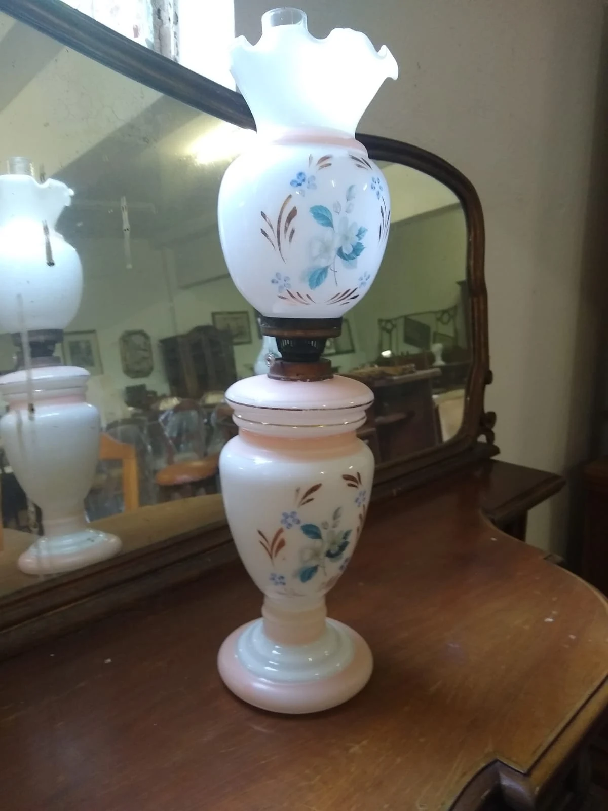 Lampada ad olio/petrolio in stile vittoriano vetro opaline dipinta