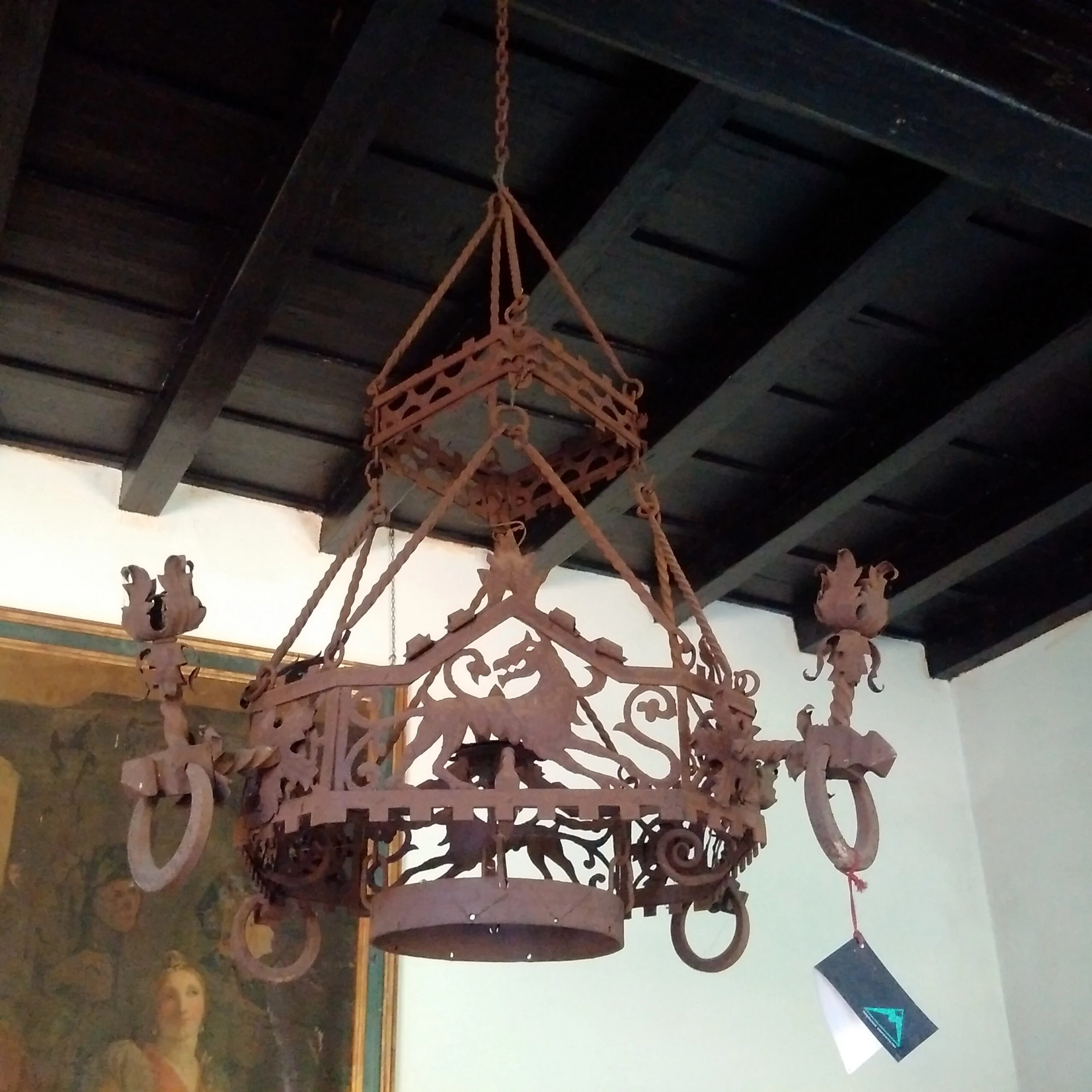 Antico candelabro medievale in ferro battuto color rame