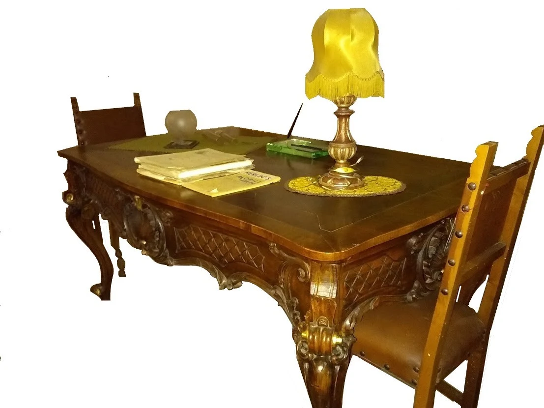 Scrivania in legno di noce intagliato