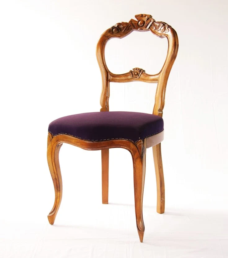 Pareja de sillas de estilo veneciano del siglo XVIII, respaldo calado, asiento tapizado