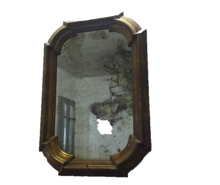 Specchio vintage con cornice in legno sagomata color oro