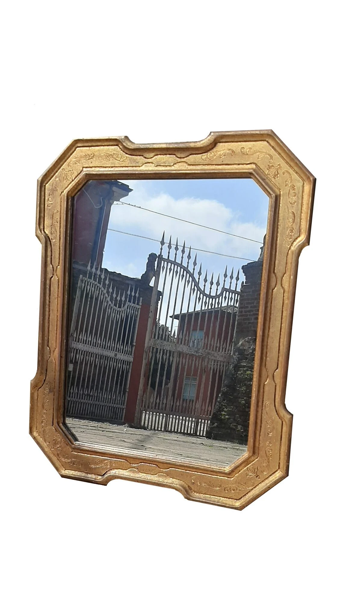 Specchio con cornice in legno intagliata e decorata a foglia oro