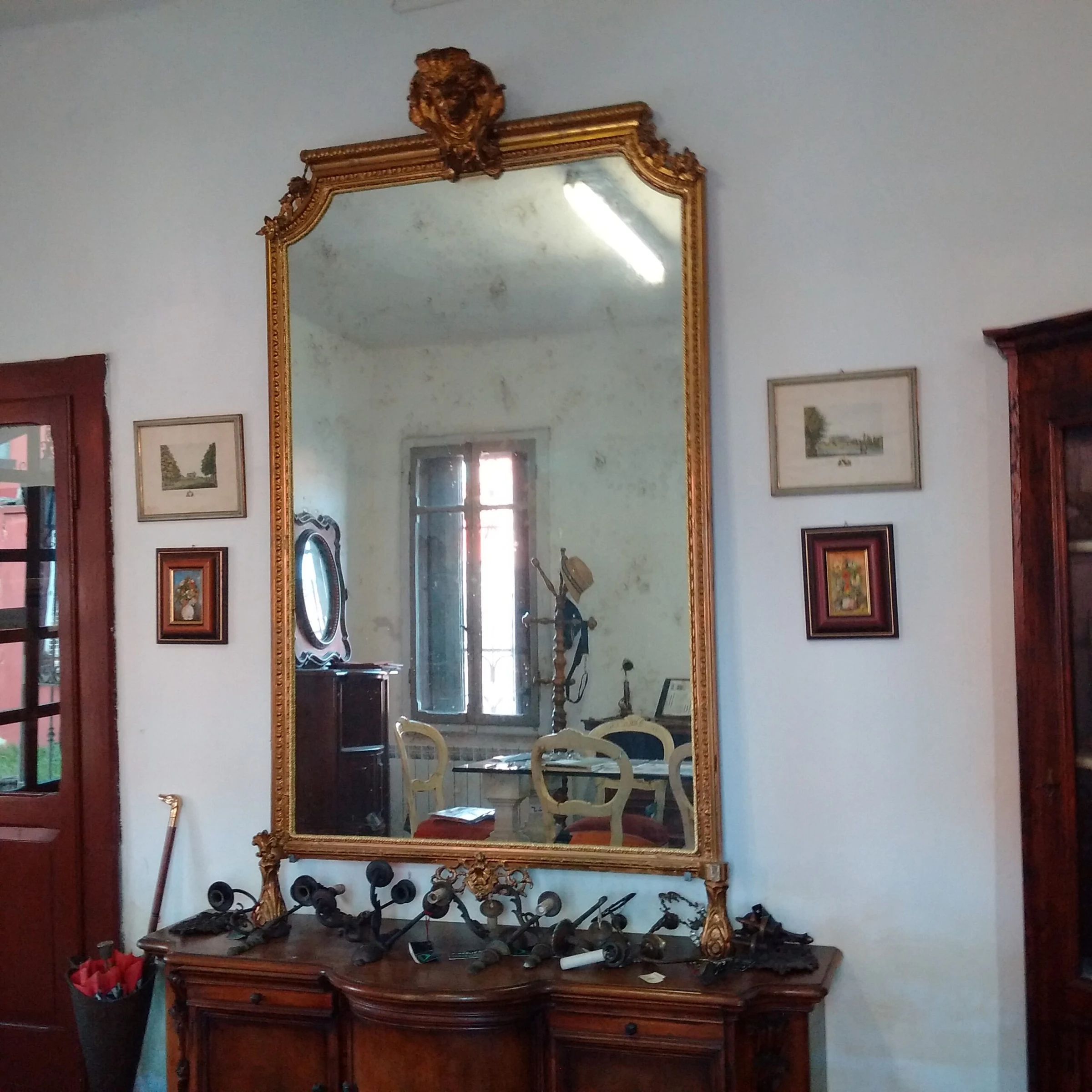 Grande specchiera con cornice dorata e intagliata figura di donna