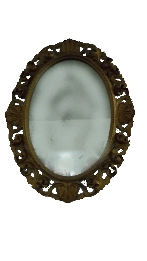 Specchio ovale con cornice a cartoccio con doratura a pennello