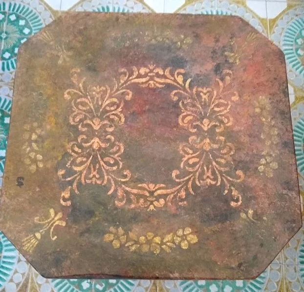 Tavolino basso in legno massiccio decorato al centro in foglia oro