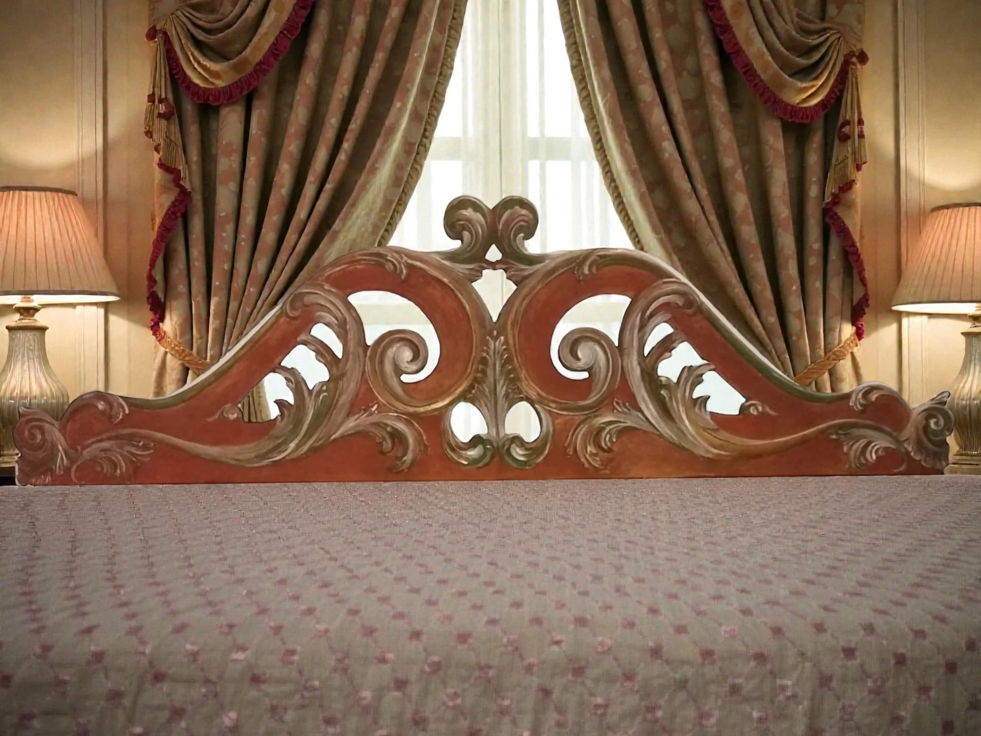 Testata letto matrimoniale in legno massiccio intagliata e dipinta